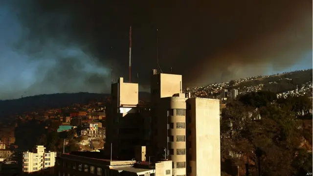 Columna de humo en Valparaíso, Chile