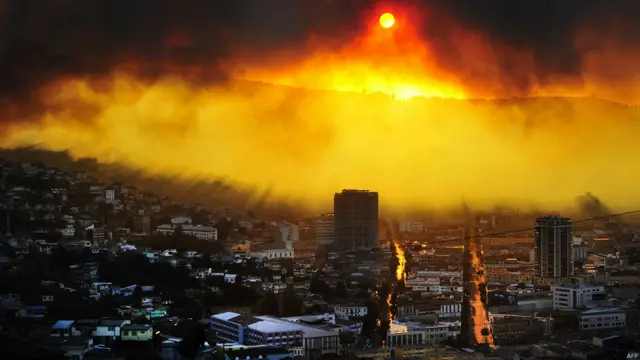 Una columna de fuego y humo cubre la ciudad de Valparaiso