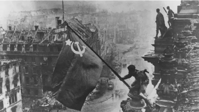 سرباز ارتش سرخ شوروی در بالای ساختمان "رایشتاگ" سال 1945