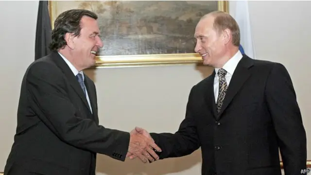 گرهارد شرودر صدراعظم پیشین آلمان رابطه کاری خوبی با ولادیمیر پوتین رییس جمهوری روسیه داشت