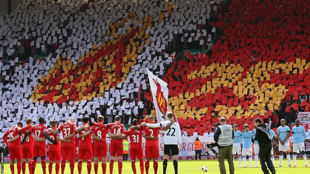لاعبو ليفربول ومانشستر سيتي وقفوا دقيقة حدادا على أرواح الضحايا قبل بدء مباراتهم التي انتهت بفوز ليفربول 3-2 