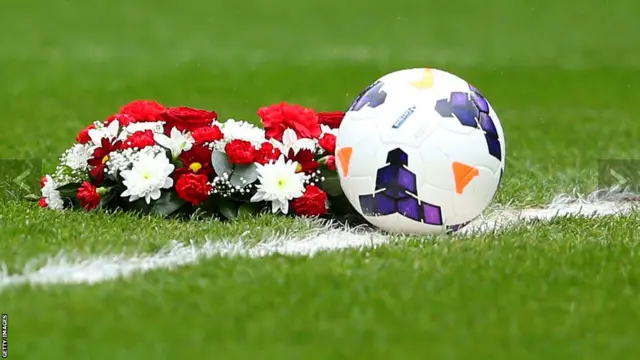 إكليل من الزهور يتوسط الملعب الذي استضاف مباراة سندرلاند وإيفرتون في الدوري الممتاز.