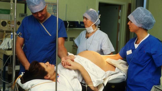 Mulher indo fazer cesárea (BBC)
