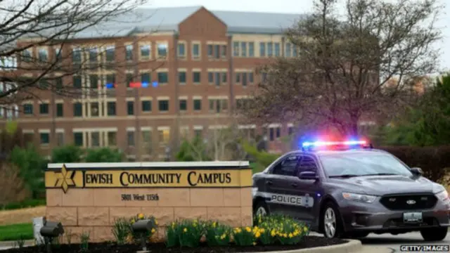 اعتقلت الشرطة مشتبها به في القضية، وأغلقت مدخل المركز اليهودي