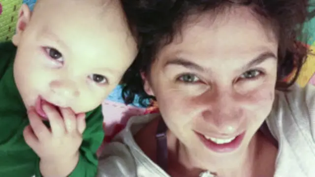 Daniela Toviansky com seu filho, Sebastião (BBC)