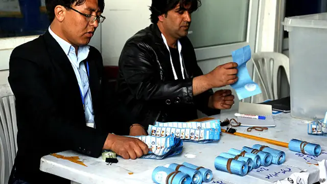 अफ़ग़ानिस्तान के राष्ट्रपति चुनाव की मतगणना में लगे अधिकारी