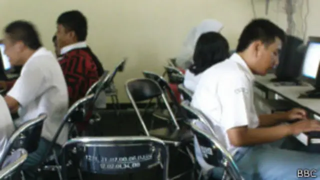 Ujian nasional tingkat SMA mulai digelar hari ini.