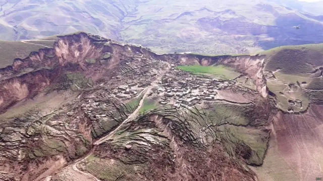 د افغانستان په شمال تخار ولايت کې چارواکي وايي د ځمکې ښووېدو له امله له ۱۰۰ زياتې کورنۍ له خپلو کورونو وتو ته اړ شوي او اوس مرستو ته اړتيا لري.