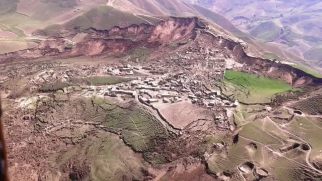 د رستاق ولسوال عبدالمناف فيضي وايي دغه کلی د غره په لمن کې پروت دی او د ځمکې ښووېدو وروسته هېڅ جوړ کور نه دی په کې پاتې.