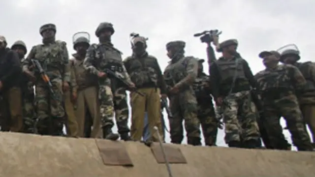 جھڑپ میں ایک مکان جس میں باغی چھپے ہوئے تھے، تباہ ہو گیا ہے