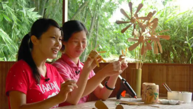 竹山镇竹文化园区不断研发生产出各种竹制品。