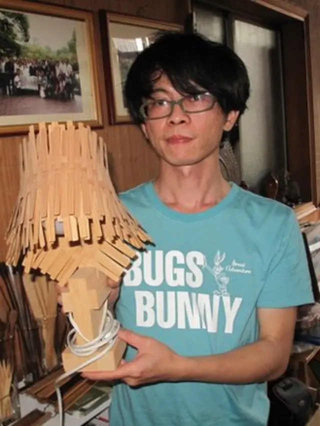 36岁的大学毕业生林立伟决定回家乡帮助父亲经营竹制品企业。