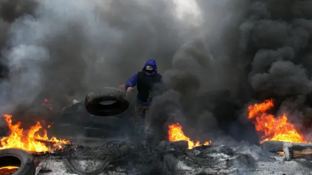 Một 'quân nhân' thân Nga chuẩn bị đối mặt với đội đặc nhiệm của Ukraine ở Slavyansk hôm 13/04