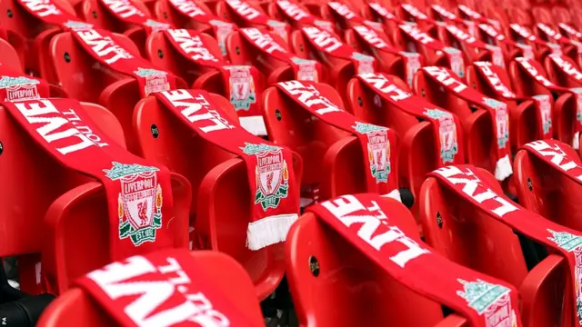 وفي ملعب ويمبلي، وضعت أوشحة تحمل شعار ليفربول على 96 مقعدا قبل مباراة نصف النهائي في كأس الاتحاد الانجليزي بين أرسنال وويجان.