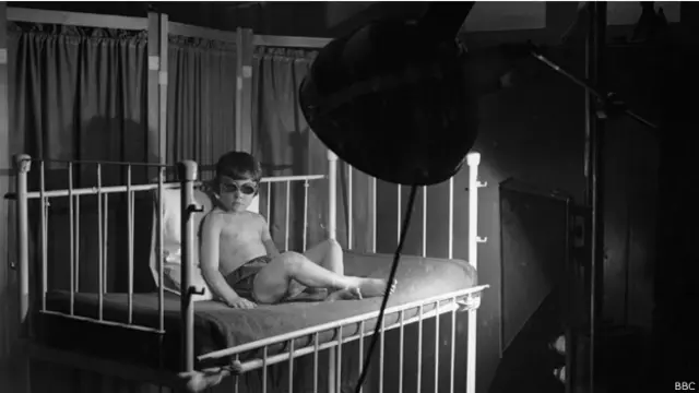 Un niño siendo sometido a una lámpara solar en 1920. 