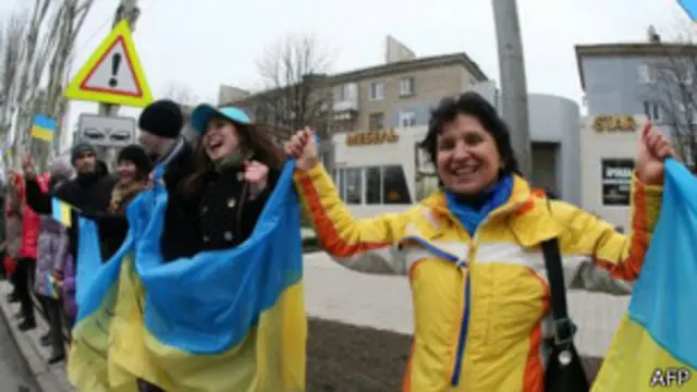 خرجت مسيرات موالية للحكومة الأوكرانية في مدينة دونيتسك الأوكرانية الصناعية مناوئة للنفوذ الروسي