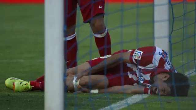 أصيب كوستا لدى إحرازه الهدف الثاني.