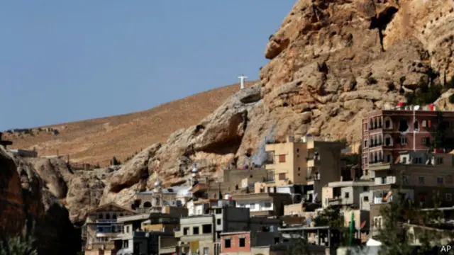 القوات الحكومية تحرص على قطع الإمداد عن المعارضة المسلحة من لبنان. 