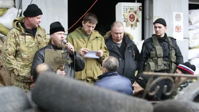 مشرقی یوکرین میں روسی زبان بولنے والوں کی بڑی تعداد آباد ہے اور روس کے حامی صدر یانوکوچ کی معزولی کے بعد سے یہاں مظاہروں کا سلسلہ جاری ہے۔