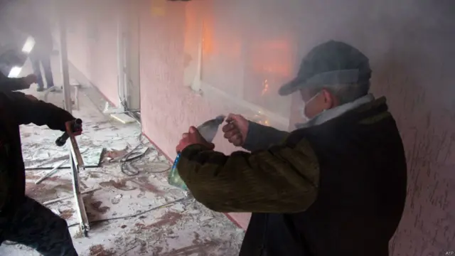 دوسری جانب روس نے یوکرین کے حکام سے کہا ہے کہ وہ مشرقی یوکرین میں روس کے حامی مظاہرین کے خلاف طاقت کا استعمال نہ کرے۔