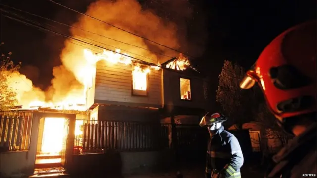 د رسمي شمېرو له مخې، د اور له کبله لږترلږه ۱۲ کسان وژل شوي، خو وېره شته، چې د وژل شویو شمېره زیاته شي. 