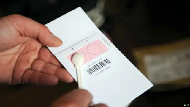 Teste de DNA em escola de La Rochelle, França | Crédito: AFP