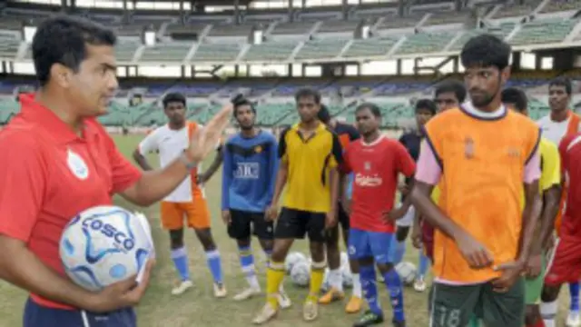 पूर्व भारतीय खिलाड़ी सबीर पाशा कोच करते हुए