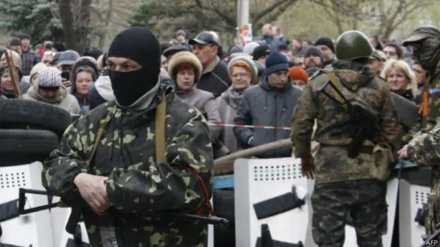 Вооруженные про-российские активисты в Славянске