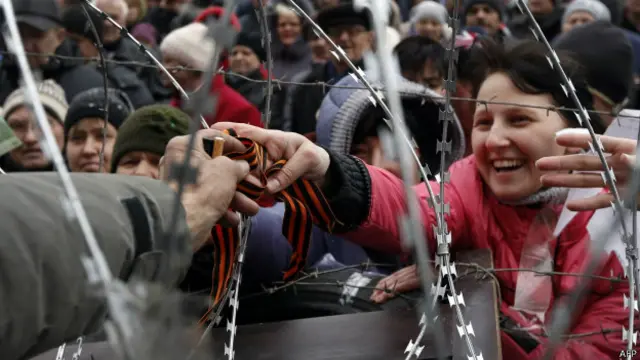 Передача георгиевской ленточки у баррикады в Донецке