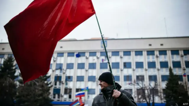 Пророссийский активист с советским флагом в Луганске