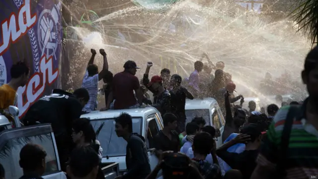 ဧပြီ ၁၄ ရက်၊ သင်္ကြန် အကျနေ့ မဏ္ဍပ်တစ်ခုရှေ့ မြင်ကွင်း။ 