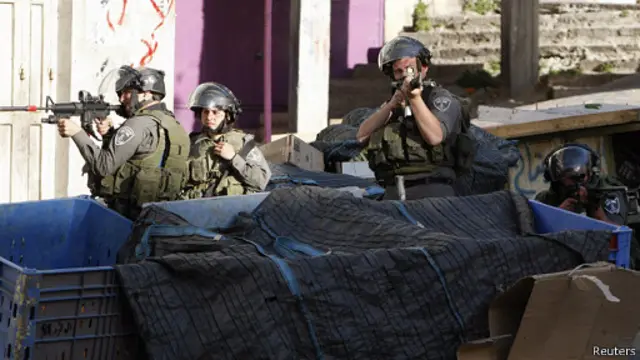 الجيش الإسرائيلي يلاحق المسلحين الذين أطلقوا النار. 