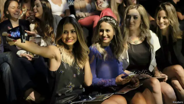 Jovens fazem 'selfie' (Reuters)