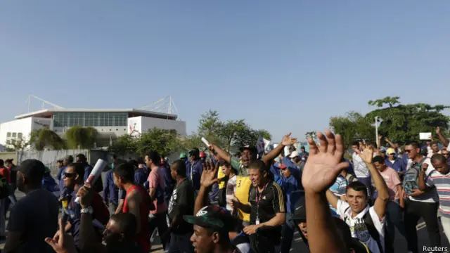 Trabalhadores do Parque Olímpico em greve, em foto de 8 de abril (Reuters)