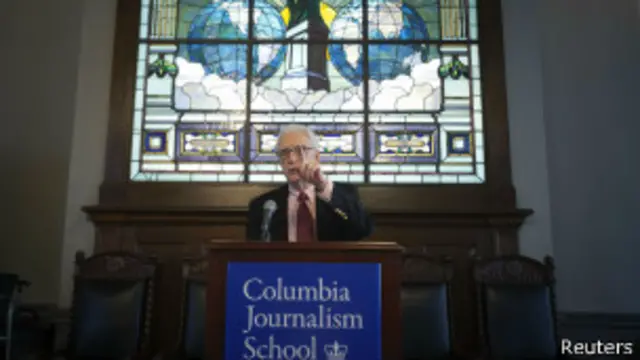 پیولٹزر کمیٹی کا کہنا تھا کہ اخبار دی گارڈیئن یو ایس اور امریکی اخبار واشنگٹن پوسٹ نے اپنی ’حارحانہ رپورٹنگ‘ کے ذریعے سکیورٹی اور پرائیویسی کے حوالے حکومت اور شہریوں کے درمیان رشتے کے بارے میں بحث کو جنم دیا