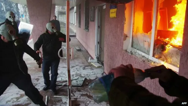 Kelompok militan pro Rusia membakar sebuah gedung di timur Ukraina.