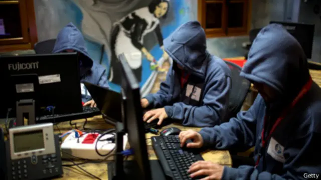 يستغل القراصنة الإليكترونيون نقاط ضعف أو ثغرات في برمجيات حماية مواقع الإنترنت لاختراق تلك المواقع. 