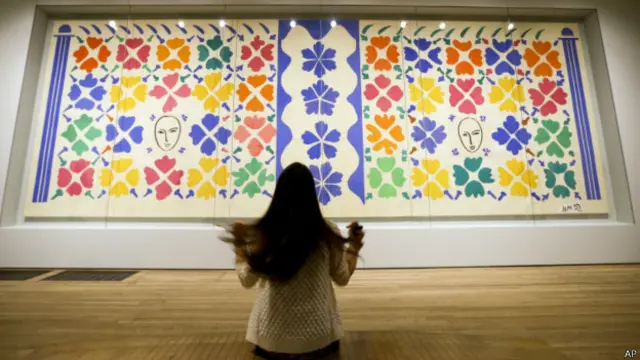 Salah-satu karya 'seni tempel kertas' Henri Matisse yang dipamerkan.
