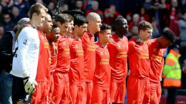 Pemain Liverpool mengheningkan cipta sesaat sebelum laga melawan Manchester City.
