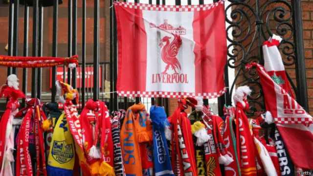 Pendukung Liverpool memperingati tragedi 25 tahun tragedi Hillsborough.