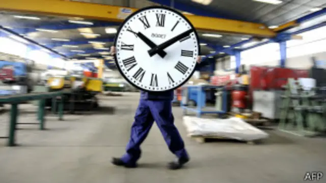 Человек-часы на заводе во Франции