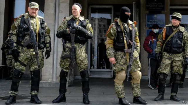 Вооруженные люди в камуфляже