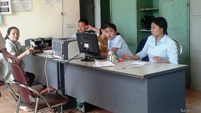 Báo Tuổi Trẻ cho biết văn phòng ủy ban xã đã phải sơ tán hồ sơ giấy tờ