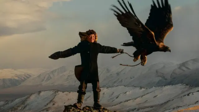 Ашер Свиденскийга кўра, аксар ўғил болалар олтин тусли бургутлардан бироз чўчишади. Мўғулистон ғарбида яшовчи қозоқ болалар ушбу улкан қушлар билан тулки ва қуён овлашни 13 ёшларидан ўргана бошлайдилар. Бургутлар уларнинг ҳали кучга тўлмаган қўлларига қўнишга кўникишади. Свиденский ана шу шикор сирларини ўрганаётган 5 нафар бола билан бирга Ашол-Панни ҳам суратга олган. "Уни бургут билан кўриш ажойиб эди", дея эслайди Ашер Свиденский. "У қўлидаги баҳайбат қуши билан анчайин хотиржам ва эркин ҳаракат қиларди".