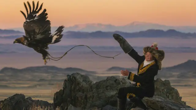 Улар қишда, ҳарорат -40 даражага тушиб кетган пайти овга чиқишади. Ов от устида қор босган тоғлар ва ё чўққилар оша бир неча кунлик машаққатли сафар билан бошланади. Овчилар одатда гуруҳ-гуруҳ бўлиб ишлайдилар. Тулки кўриниши билан отлиқлар унга ҳамла қилишади ва бургут қўйиб юборилади. Биринчи бургут тулкини ўлдиришни уддалай олмаса, ўлжага кейинги қуш йўлланади. Бургутлар билан ов қилиш, Свиденскийга кўра, бўйсунмас қушни тизгинлай билиш маҳоратига боғлиқ. "Сиз бургутни ростмана назорат қила олмайсиз. Сиз бунга уринишингиз ва жониворни овлашга ундашингиз мумкин ва алал-оқибат бу қушнинг табиати билан боғлиқ ҳолат. Бургут нимага қилади? У бу ишни уддалай оладими? Кейин бу улкан қушни ортга қандай қайтарасиз?"