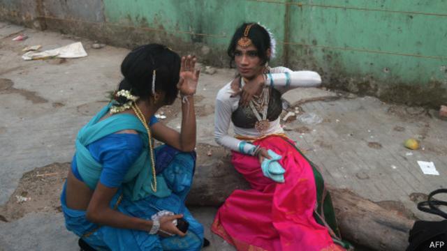 Индийские трансгендеры зарабатывают себе на жизнь пением и танцами или милостыней и проституцией