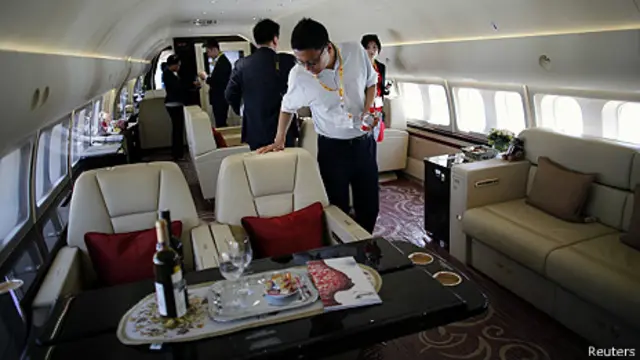 Personas dentro de un avión lujoso