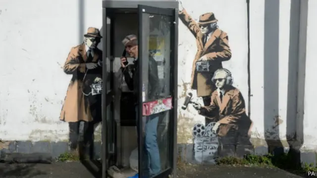 لم يؤكد بانكسي أنه صاحب هذه اللوحة، لكنها تحمل السمات البارزة لأعماله