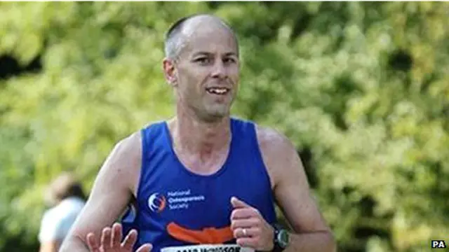 42歲的貝瑞參加倫敦馬拉松的目的是為英國全國骨質疏鬆症協會籌集善款。