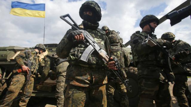 تحتشد القوات الأوكرانية مجهزة بكامل أسلحتها على بعد 40 كيلومتراً من شمال سلافيانسك
